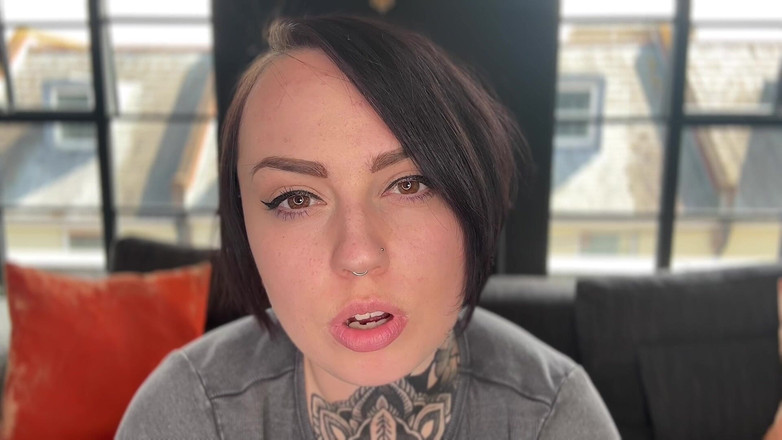 Miss Valentina: Tatap mataku dan kendalikanlah aku