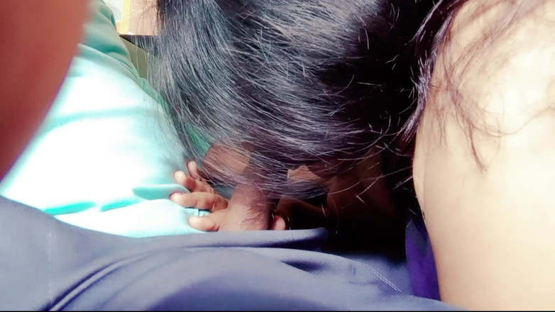 Your Arya: Une bhabhi desi à gros nichons taille une pipe profonde à un...