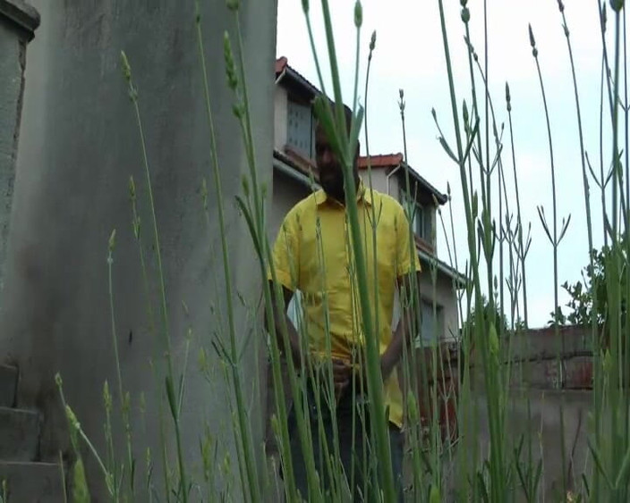 Paris Jango: Hübsche Brünette Fickt Von Drei Großen Schwänzen Im Garten