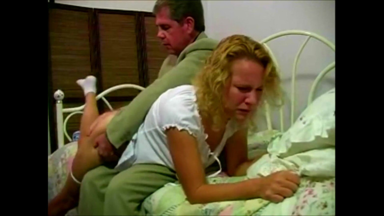 Punished Brats Spanking: L'ansia della ragazza che aspetta la sua sculacciata