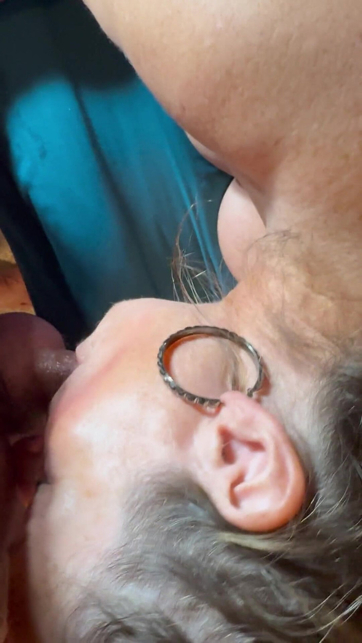 Bonewizzard69: 特写射精女王总是为她的男人的鸡巴在她的嘴里，然后被颜射