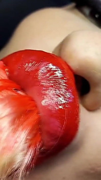 Ogromna Pouty Bimbo Lips Giantess