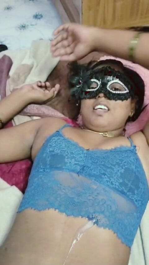 kaaiya: 髪が吹き飛ばされ、精液が彼女の腹に射精される