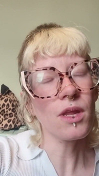 J’ai enfin eu mon énorme plug anal en verre