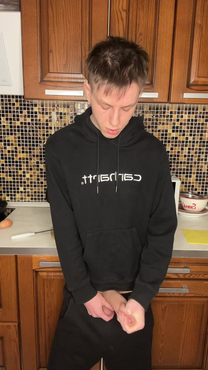 Morflot24: 饥渴的 twink 的大鸡巴撸管