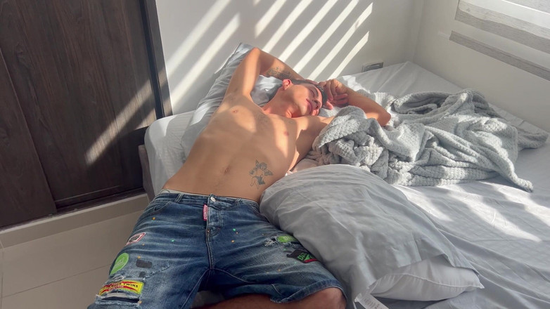 Hilary palvin: 私は義理の妹がポルノを見てオナニーしているのを見つけて、彼女に人生最高のファックを与えます