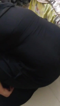 热辣继母在打扫房子时不带避孕套操继子，射在大屁股里