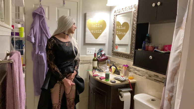 Sissy Bailey Wilde: Emo crossdresser đeo mông và sục cu