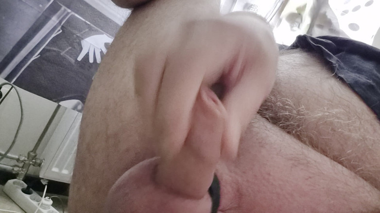 Pellefnatt: Bạn tôi ngồi trên ghế và chơi với con cu...