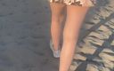 Lady Oups exhib &amp; slave stepmom: Lady Oups anální kolík na pláži v micro sukni