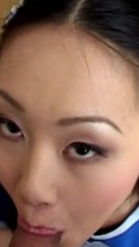 สาวเอเชียช่วยตัวเองรอคอยโดนเย็ดตูดแรงๆ ท่าโดกี้