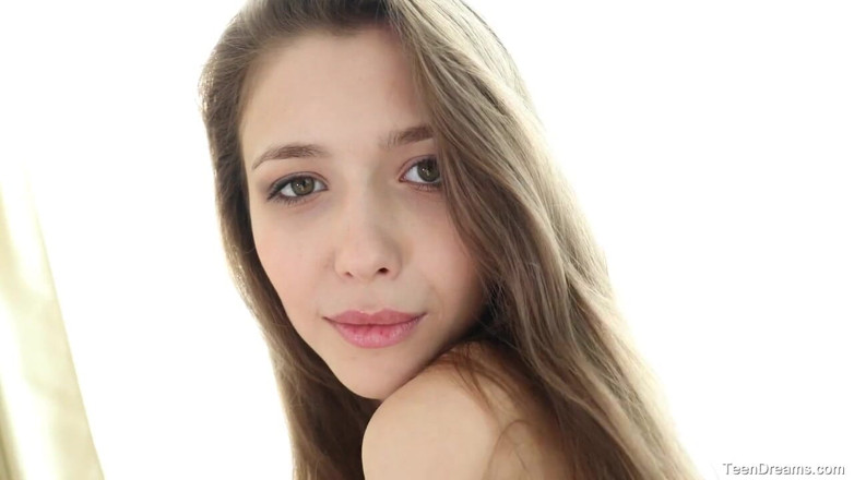 Teen Dreams: Міла Азул стає дивною зі своєю цукеркою в пизду
