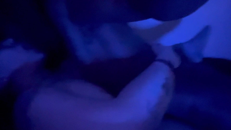 Thekookiejar: Blue Room Sex, ona chce ssie kutasa w innej scenerii