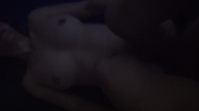 Amateur milf: 彼女の体は中出しを懇願する。