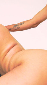 거대한 어린 자지를 보면 수줍은 통통한 소녀의 첫 캐스팅이 거칠어집니다!