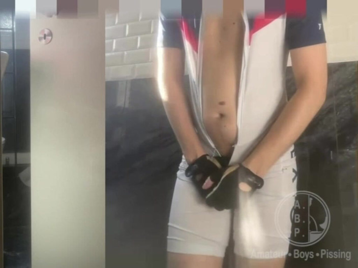 AmateurBoysPissing: Ce Jeune Cycliste Arrive Dans La Salle De Bain, Mais...