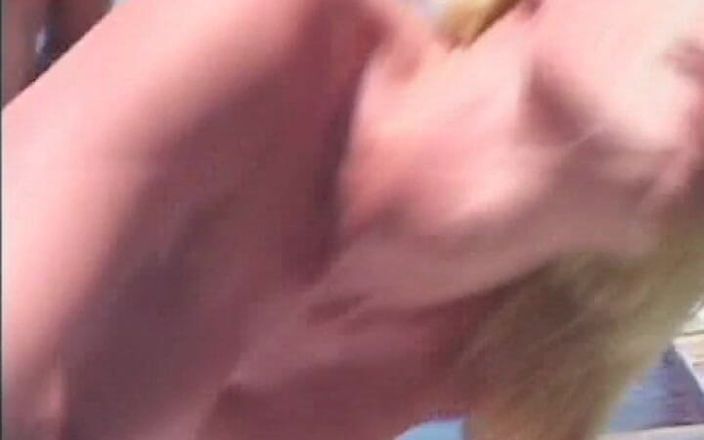 Videos Francaises: Cô bé người Đức tóc vàng này bị đụ cái lồn đùi tại...