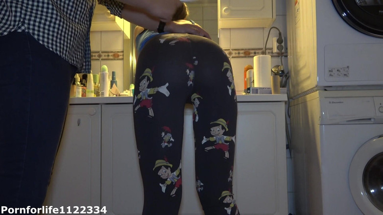 Pornforlife1122334: Сахарник отшлепал мою задницу в ванной ремнем, рукой и расческой, потому что я был грязной девушкой