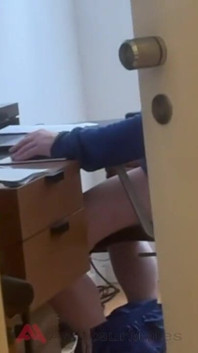 Heteroseksüel düz arkadaşımı pornoya mastürbasyon yaparken yakaladım
