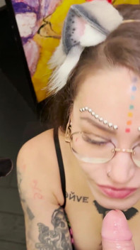 Śliczne Cosplay Kitty Mari Galore przynosi maszynę seksu do zabawy, a także pieprzy operatora