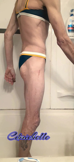 Crossdressers Cd Michelle wearing sexy lingerie: Travestito Travestito Indossa Costume Da Bagno Blu a Due Pezzi