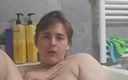 DustinSS7: Chico gordito masturbándose en la bañera