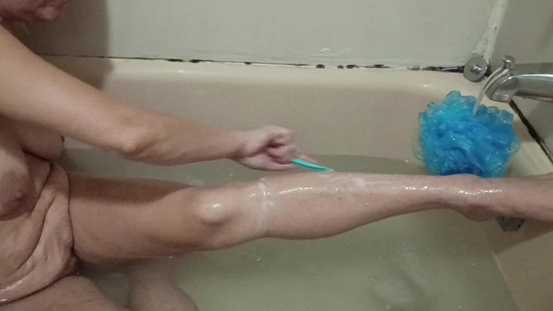 JolisaXXX: Isteri blonde bercukur di dalam tab mandi