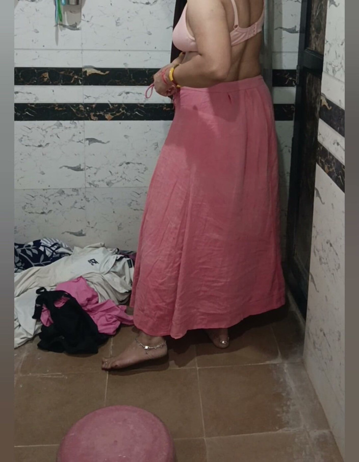 Priyahot77: Priya bhabi saree büyük göt gösterisi