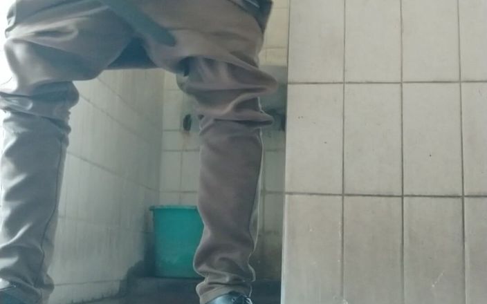 Tamil 10 inches BBC: Kerel trekt zijn enorme pik af in de badkamer