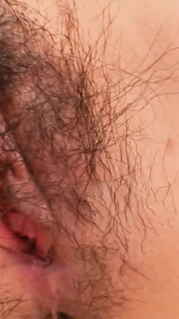 Asiática de óculos Miu Shinohara se fodeu com um brinquedo sexual, e depois tem um pau quente na buceta dela