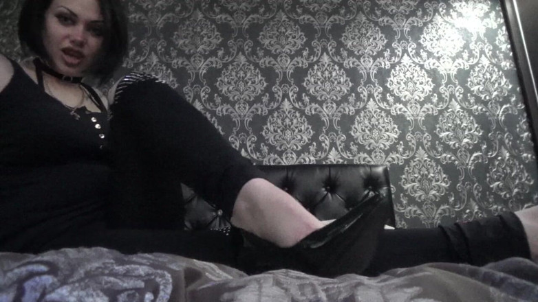 Goddess Misha Goldy: Czcijcie moje buty mały przegrany !!