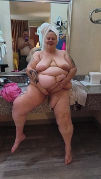 Ballare nuda con un asciugamano si è mangiata la figa e squirta