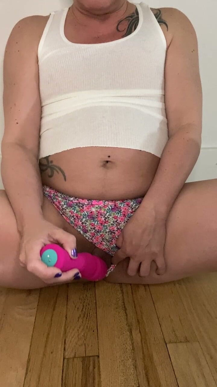 everydeygrey: Ftm sólo masturbace s růžovým vibrátorem