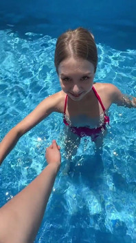 На видео Lexi Montana развлекается в открытом бассейне!