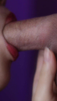 Ragazza asiatica fa un pompino sensuale con sborrata in bocca - Primo piano 4K