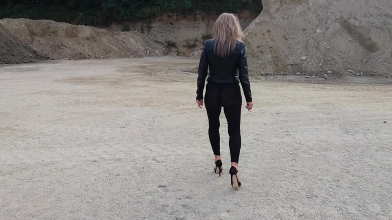 martinawest: Oma Wandert in Engen Leggings Und High Heels in Einer...