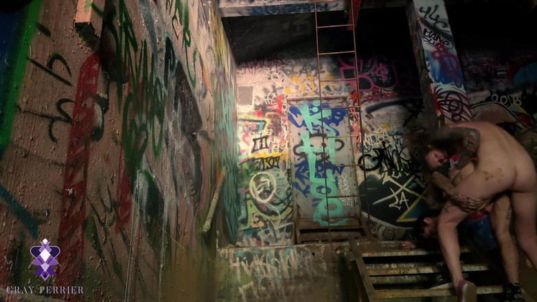 Gray Perrier: Trans-mädchen Erwischt Beim Ficken Eines Transen in Einem Verlassenen Gebäude