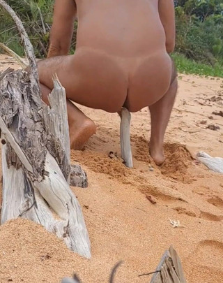 Ladysilvas: 해변에서 발정난 자지를 문지르는 벌거벗은 Ladysilva