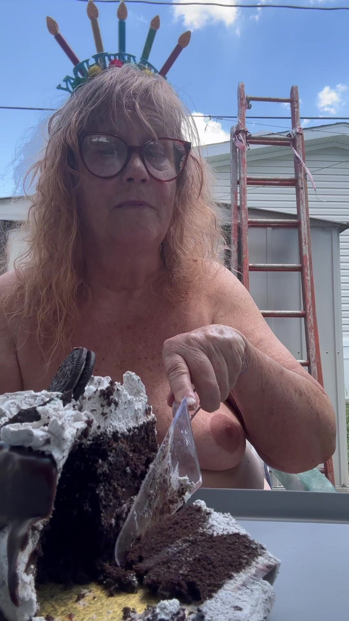 Big Ass 4 U: Grandi tette e torta di compleanno