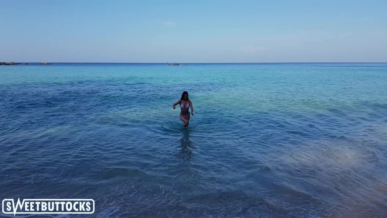 SweetButtocks: Great babe nude resting on the beach and swimming in...