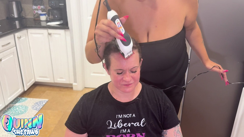 Quinn Marie: Afeitando la cabeza de Quinn
