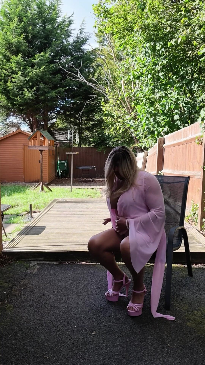 Kellycd2022: Sexy Crossdresser Kellycd2022 in My Sexy Pink Outfit and Heels