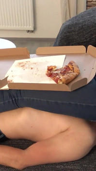 L’Allemande Proll Dom entraîne son esclave à la gifle et au facesitting en jean en regardant la télévision et en mangeant des pizzas