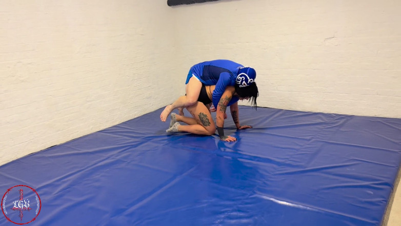She Wrestle: Chico cachondo es luchado y llevado por una nena musculosa...