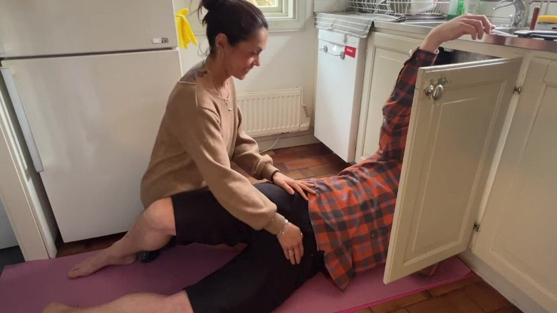 LoveAndRopes: แม่บ้านเงี่ยนเห็นช่างประปาซ่อมอ่างล้างหน้า