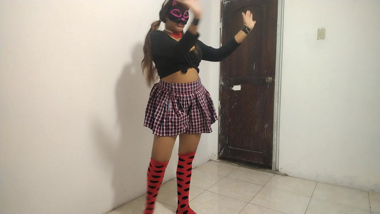 NEGRITA SEXY: Den bystiga studenten dansar sexigt i sin lägenhet, hon är en 18-årig...