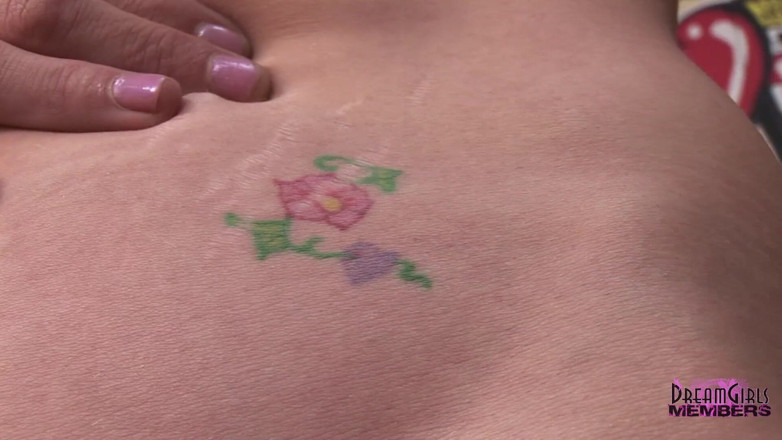 Dream Girls: Drobná zrzavá kundička roztahuje a prstí