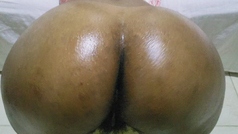 Lovemina: ぽっちゃり系戦利品の女王がワイルドなスタイルで巨大なお尻を誇示