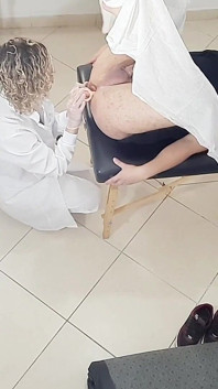 Seorang dokter yang melakukan ujian prostat akhirnya menempelkan strap-on di pantat pasien.