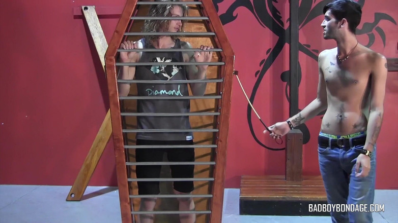 Bad boys bootcamp: Usando su colección de floggers